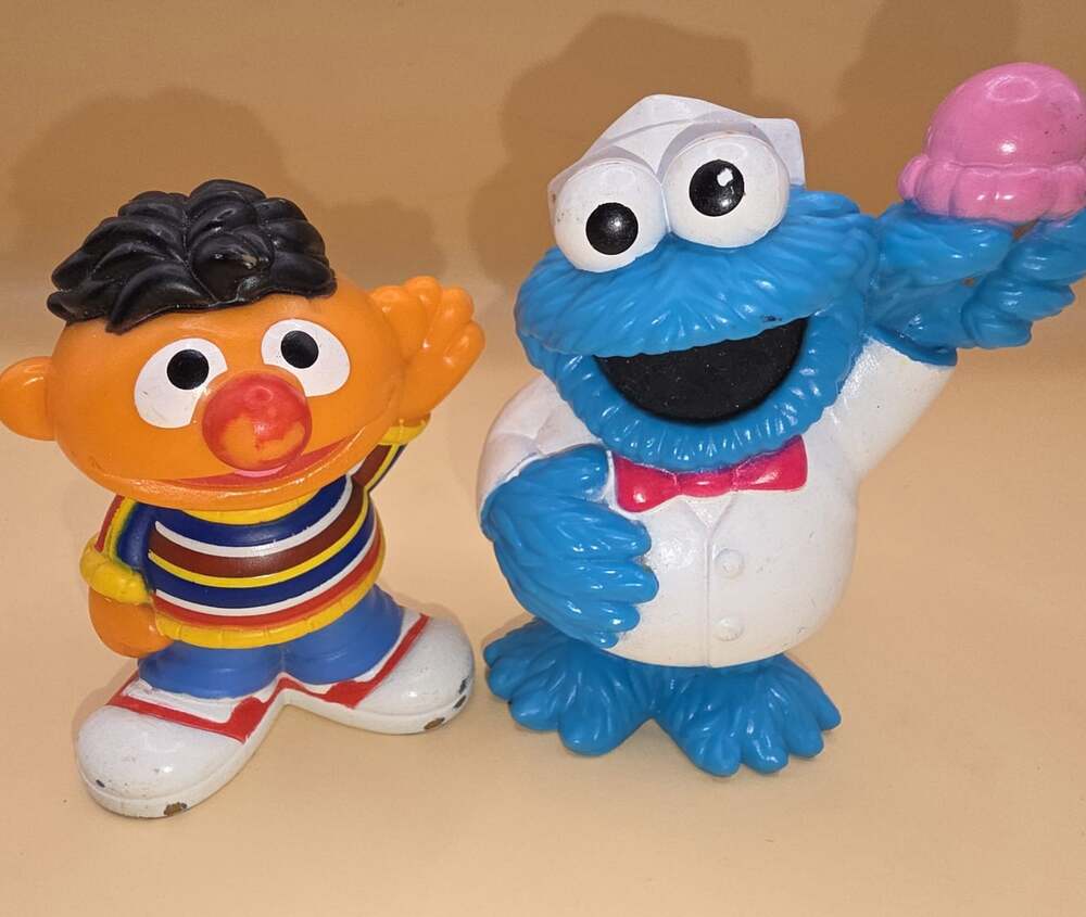 2010 Sesame Street Cookie Monster Ernie 3" PVC Figures Hasbro